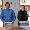 Museumsleiter Julian Windmöller und Mitarbeiterin Sybille Trefflich zeigen, was die Leute selbst ausprobieren dürfen: Archivkartons ...