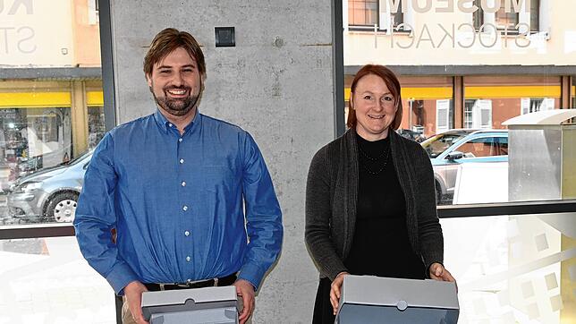 Museumsleiter Julian Windmöller und Mitarbeiterin Sybille Trefflich zeigen, was die Leute selbst ausprobieren dürfen: Archivkartons ...