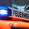 Ein Feuerwehrfahrzeug im Einsatz (Symbolfoto). Die Feuerwehr musste zu einem Dachstuhlbrand in Waldshut ausrücken. Auch in Bad Säckingen ...