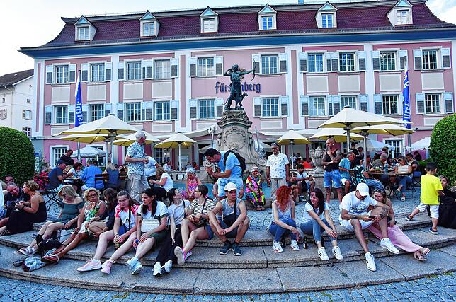 Bild 27: Donaueschingen genießt ausgelassen den Samstagabend beim Donauquellfest