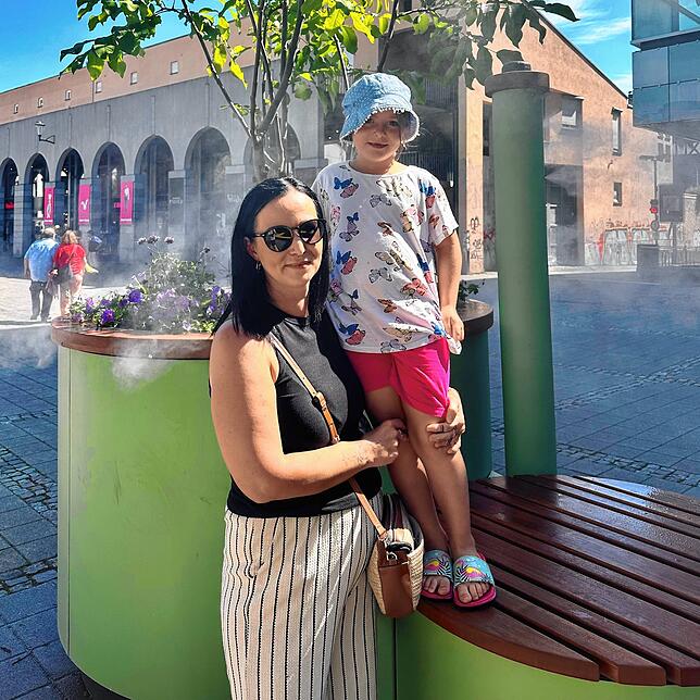 Bianca und Thea Frischhut gefallen die Veränderung auf dem Augustinerplatz und das versprühte Wasser.