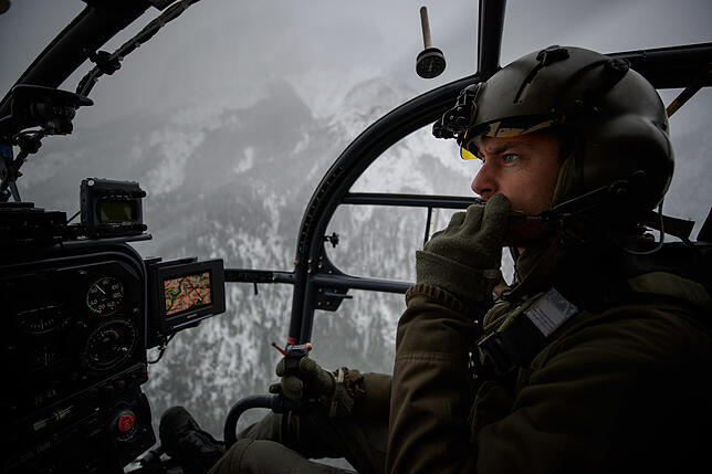 Ein Hubschrauber fliegt in Österreich in Richtung des abgeschnittenen Orts Radmer im Bezirk Leoben.