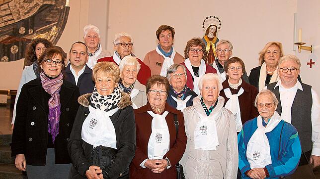 Nach dem Festgottesdienst entsteht ein Gruppenbild von den Vorstandsmitgliedern mit ihren Gästen und dem Seelsorgeteam. In der vorderen ...