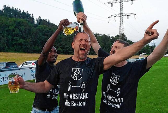 Dusche für den Meistertrainer: Nach dem Meistertitel feierten die Spieler des SV Obersäckingen ihren Trainer gebührend mit einer Bierdusche.