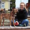 Lizanne Müller ist Hundesitterin in Konstanz. Skip, ein Mischling eines portugiesischen Straßenhunds und eines Schäferhunds, führt sie ...