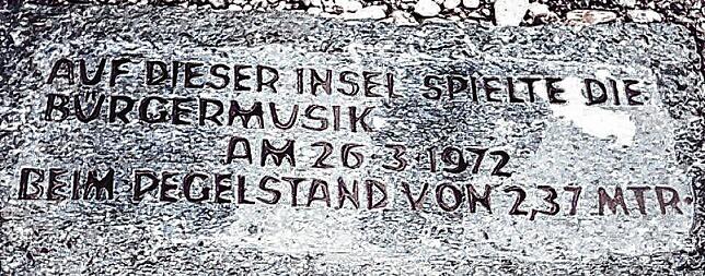 Diesen Gedenkstein setzten die Elferräte der Grundel 1972 auf die Sandbank.