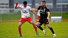 Manuel Gutacker (rechts), hier im Zweikampf mit Mohammed Alsafra (FC), erzielt den entscheidenden vierten Treffer für den SV Mühlhausen ...