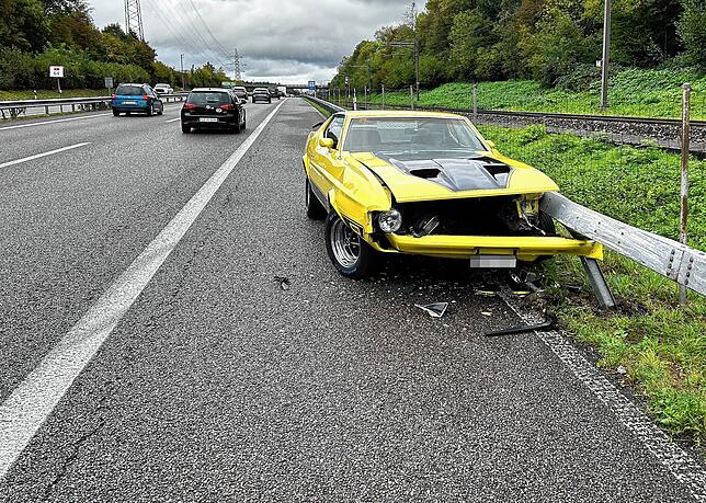 Beim Beschleunigen auf nasser Fahrbahn verunfallte ein Automobilist auf der A1 mit einem Liebhaberfahrzeug. Er wurde leicht verletzt.