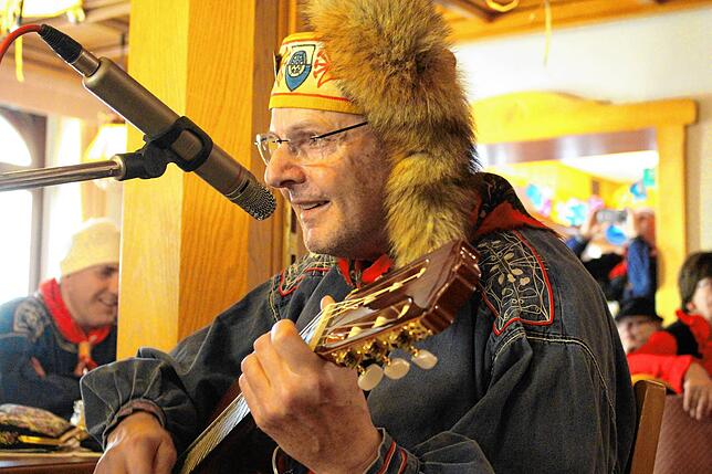 Ralf Bernauer bringt den Saal mit seiner Gitarre zum Mitsingen – aber alles auf Alemannisch, ist doch klar.