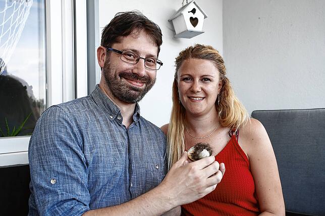 Sarah Spießer und Björn Eßlinger hätten nicht gedacht, dass sie Ente Rosi wiedersehen. Eierschale und Flaumfedern haben sie als Andenken ...