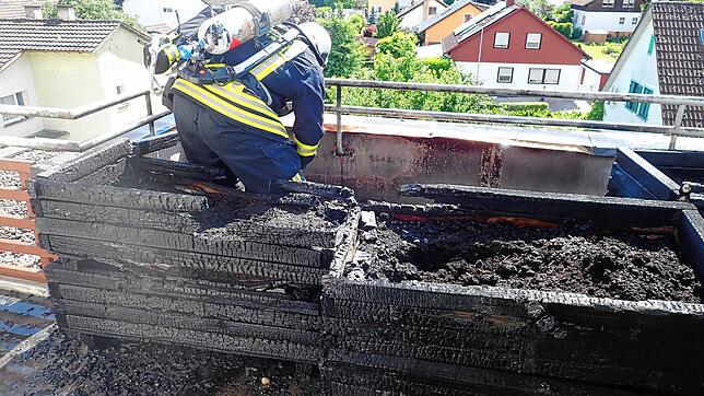 Die Feuerwehr Jestetten rückte am Freitag zu einem Balkonbrand aus.