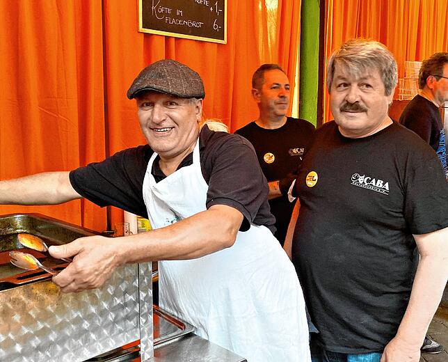 Am Grill bruzzeln Ali Pekesen, Kenan Ciftci und Arif Oruc vom türkischen Kulturverein Caba die leckeren Köstlichkeiten wie Köfte.