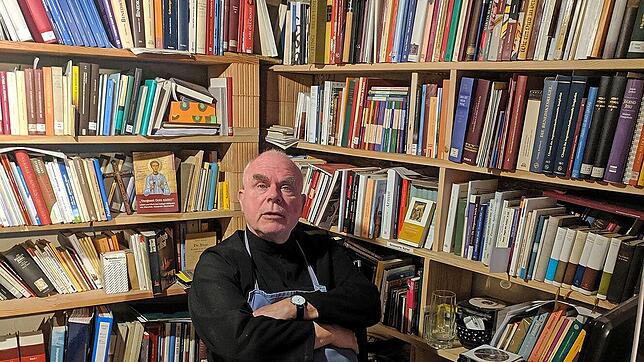 Der Schreibtisch gehört zu den wichtigsten Plätzen für Bruder Jakobus, um in der Klause St. Benedikt seine Kulturarbeit umzusetzen. ...