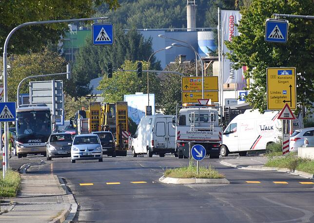 Von rechts kommt der Umleitungsverkehr aus der Nellenburgstraße in Richtung Schiesser-Kreuzung. Die Fahrspur Richtung ...