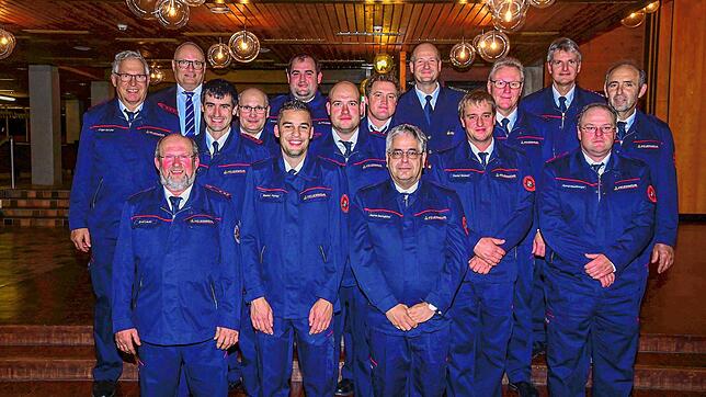 Verrichten seit 40, 25 oder 15 Jahren aktiven Dienst bei der Feuerwehr und werden dafür geehrt. Von links: Jürgen Bahsitta, ...