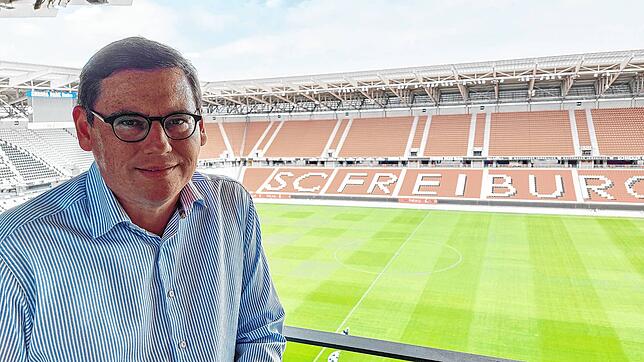 Der Chef im Schmuckstück: Vorstand Oliver Leki hat seinen Arbeitsplatz beim SC Freiburg im Europa Park-Stadion. Bild: Mittmann