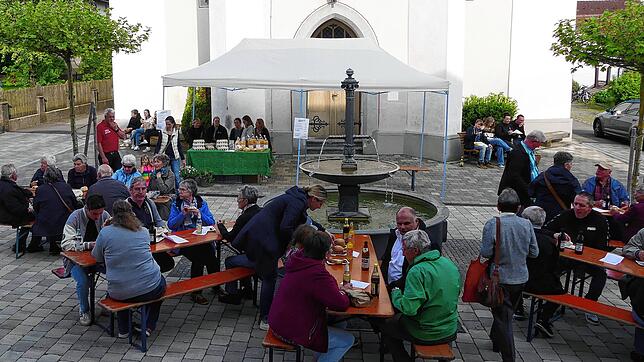 Der erste Abendmarkt war bereits ein Erfolg: Im Leibertinger Ortsteil Thalheim, auf dem Dorfplatz zwischen der Kirche und dem ...