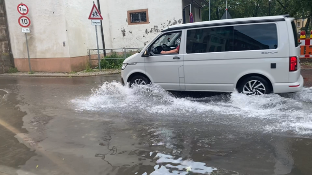 Beim Starkregen am 16. August laufen nicht nur viele Keller voll, auch die Straße am Bickentor steht unter Wasser.