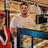 In den Räumen des ehemaligen Eiscafé Venezia ist wieder Leben eingekehrt. Dafür sorgen Almesa Halilovic (von links) und Bylbyl ...