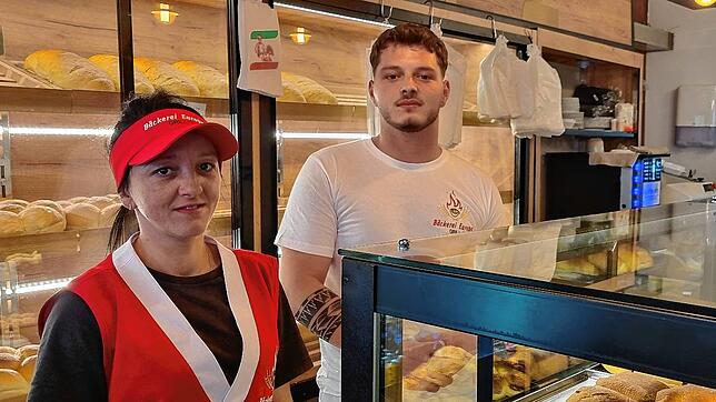 In den Räumen des ehemaligen Eiscafé Venezia ist wieder Leben eingekehrt. Dafür sorgen Almesa Halilovic (von links) und Bylbyl ...