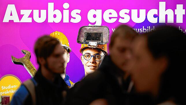 Viele Betriebe suchen, wie hier auf einer Jobmesse, Auszubildende. Die Agentur für Arbeit hilft mit Lastminute-Aktionen bei der Suche.