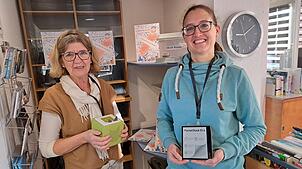 Die Leiterin der Stadtbücherei, Martina Huber (links) sowie Mitarbeiterin Christina Herrmann und das restliche Team der Einrichtung, ...