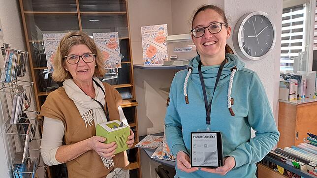 Die Leiterin der Stadtbücherei, Martina Huber (links) sowie Mitarbeiterin Christina Herrmann und das restliche Team der Einrichtung, ...