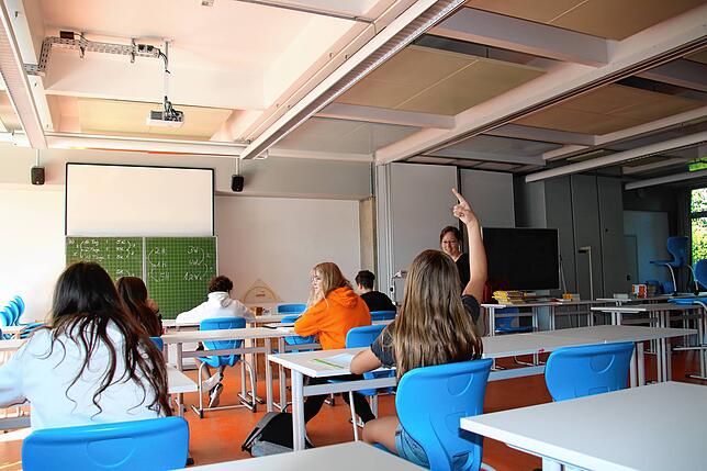 Wenn neuer Stoff besprochen wird, arbeiten die Gruppen manchmal auch gemeinsam. Meistens arbeitet aber jeder Schüler für sich oder in ...