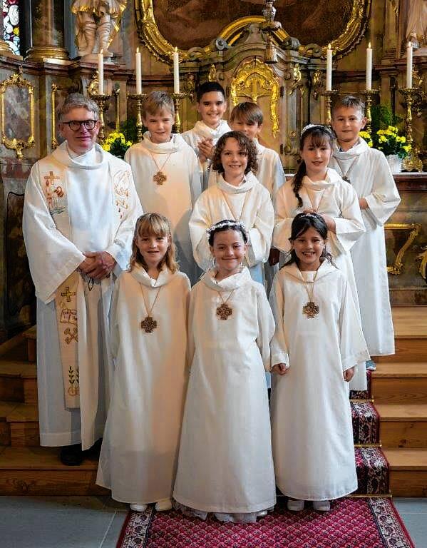 In einem Gottesdienst in der Pfarrkirche St. Peter und Paul in Owingen haben neun Kinder ihre heilige Erstkommunion erhalten. Die Feier ...