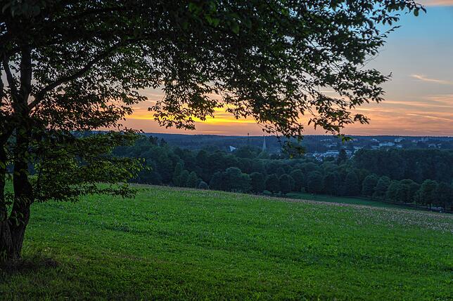 Vom Bereich der Warenbergschule im Villinger Süden aus ist hier der sanft vom Sonnenlicht glimmende Himmel in Blickrichtung ...