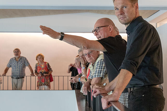 Architekt Michael Duffner erlkärte die Erweiterung des Hallenbadbereichs.