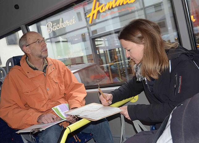 Albins Ströbele von der Umweltgruppe hat Sarah Foh den Fragebogen zum Stadtbus vorgelegt.