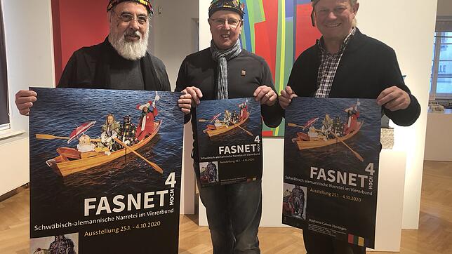 Die Plakate kündigen die Ausstellung an. Auf &bdquo;Fasnet Hoch 4&ldquo; freuen sich die Kuratoren Reiner Rammelt, Peter Graubach und ...