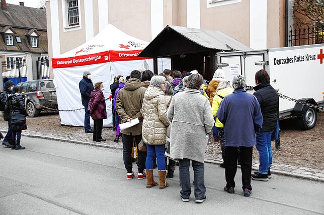 Der Andrang an der Teststation vor dem Eingang zur Weihnachtswelt ist zur Eröffnung um 15 Uhr groß.