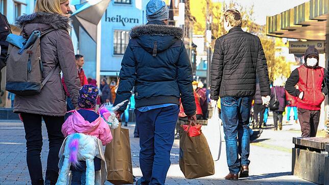 Die Singener Innenstadt wird wieder belebter. Viele Menschen kamen am Samstag zum Einkaufen. Nach dem Wegfall der 3G-Regel berichten ...