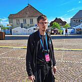 Alexander Rehm auf dem noch leeren Marktplatz. Er ist mit seinem Team für die Ausstattung der Bühne verantwortlich.
