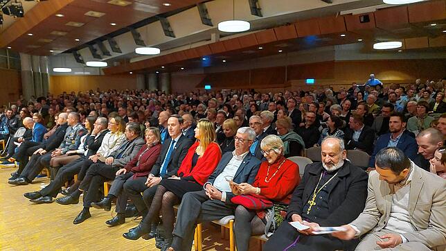 Etwa 600 Gäste kommen zum Neujahrsempfang in die Pfullendorfer Stadthalle, um sich die Reden anzuhören und sich beim anschließenden ...