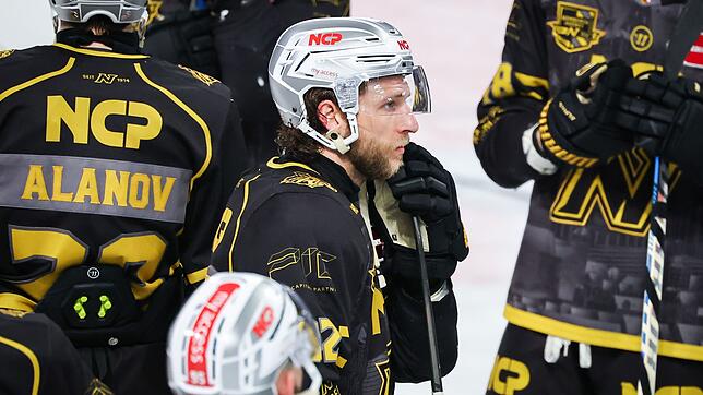 Mannheims neuer Verteidiger Hayden Shaw (M) erhält einen Vertrag für ein Jahr.