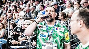 Der Mann am Mikrofon im Fuchsbau: Michael Bernatek aus Lauchringen ist Hallensprecher bei den Handballern der Füchse Berlin.