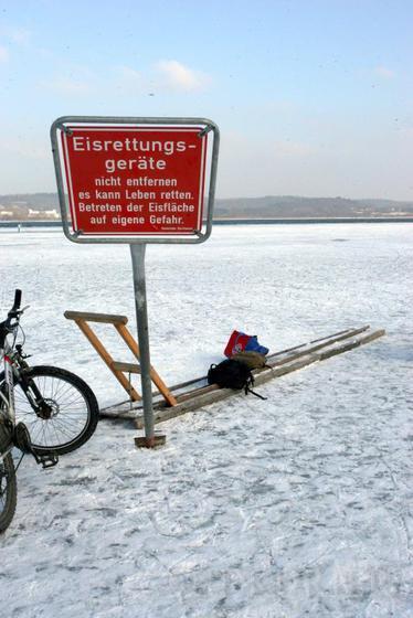Eisrettungsgerät bei der Insel Reichenau auf dem Gnadensee. Bild: Oliver Hanser