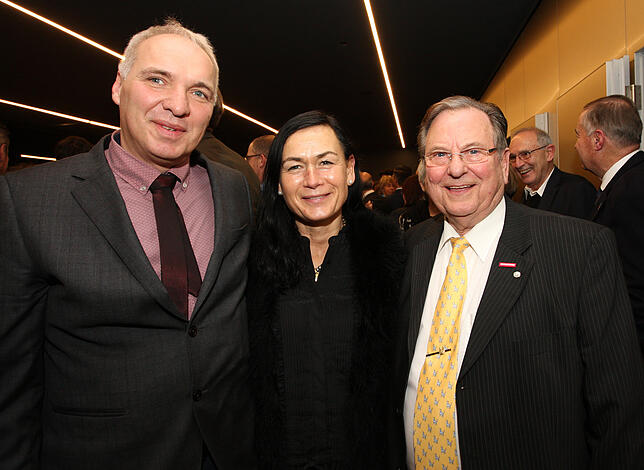 Ofenbauer Edhar Weiss mit Frau Regina und Graveurmeister Horst Werner Keck.