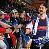 Hand in Hand: Schwenningens Torhüter Dustin Strahlmeier war beim 2:0-Sieg gegen München der Held des Tages und wurde auf seiner ...