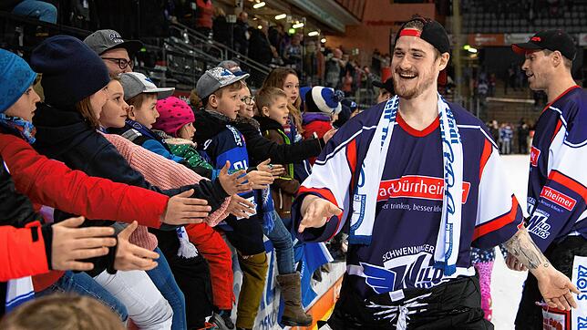 Hand in Hand: Schwenningens Torhüter Dustin Strahlmeier war beim 2:0-Sieg gegen München der Held des Tages und wurde auf seiner ...
