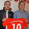 Willkommen beim SSC: Almir Smakovic (linkls) und der Spielausschussvorsitzende der Donaueschinger, Andreas Pleples.
