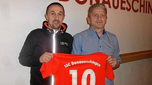 Willkommen beim SSC: Almir Smakovic (linkls) und der Spielausschussvorsitzende der Donaueschinger, Andreas Pleples.