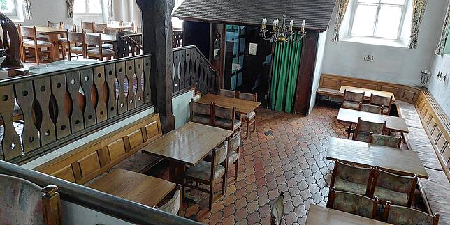Der Gastraum des Nicolai Torkels ist mit Holzmöbeln ausgestattet.