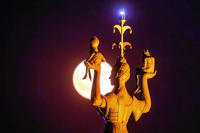 Scheinbar ganz nahe beisammen: Mond und Imperia.