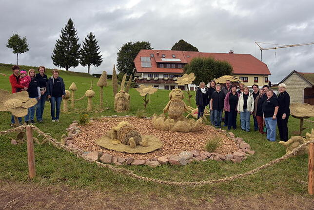 Landfrauen vom Höchenschwanderberg:  Das Bild zeigt das Team der Landfrauen mit den Figurten zum Thema "Biene Maja".