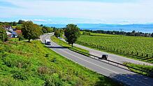 Blick auf die B31 auf Höhe der Gemeinde Stetten. Dort ist es am Freitagabend zu einem Unfall gekommen.