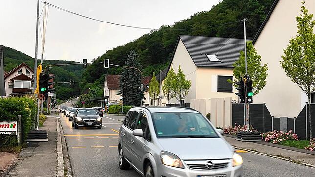 Die Umleitung von der Autobahn hat für Degerfelden auch etwas Gutes: Der Ortschaftsrat ist auf den Geschmack einer permanenten Ampel für ...